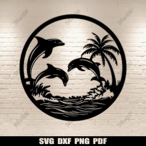 以下が含まれることがあります： 黒い金属製の壁の芸術で、海の波から飛び出す3頭のイルカとヤシの木のシルエットが描かれています。 デザインは円形のフレーム内に収められています。 テキスト「SVG DXF PNG PDF」が下にあります。