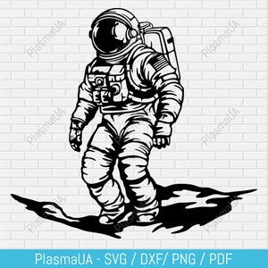 Pode incluir: Ilustração em preto e branco de um astronauta caminhando na lua. O astronauta está usando um traje espacial com capacete e mochila. A superfície da lua é texturizada e irregular.