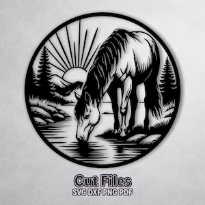 Pode incluir: Arte de parede circular em preto e branco com um cavalo bebendo de um rio, com um fundo de montanha e sol. O design inclui árvores e o texto "Cut Files SVG DXX PNG PDF".