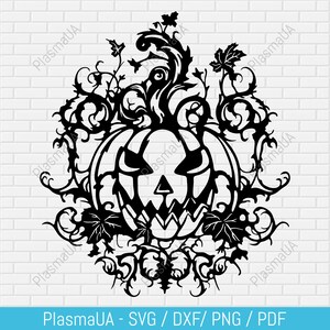 Peut inclure: Motif de citrouille d'Halloween noire avec un visage sculpté, entouré de vignes et de feuilles décoratives. Image vectorielle pour découpe ou impression. Le texte en bas indique "PlasmaUA - SVG / DXF / PNG / PDF".