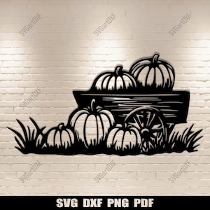 Könnte beinhalten: Schwarze Silhouette eines Wagens voller Kürbisse, mit Gras und einem Wagenrad. Der Text "SVG DXF PNG PDF" befindet sich unten. Ideal für Herbstdekoration und Bastelprojekte.