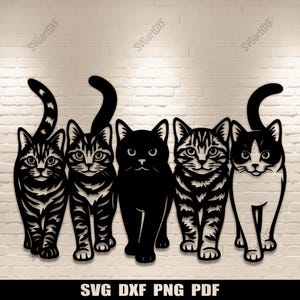 Puede incluir: Cinco siluetas de gatos en varias poses y patrones, incluyendo atigrados y negro liso. Los gatos están colocados en fila contra una pared de ladrillos blancos. La parte inferior de la imagen incluye el texto "SVG DXF PNG PDF".