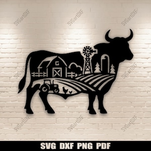 Peut inclure: Silhouette noire en métal d'un taureau avec une scène de ferme découpée à l'intérieur. La scène comprend une grange, un moulin à vent, un tracteur et des champs. Le texte "SVG DXF PNG PDF" est en bas.