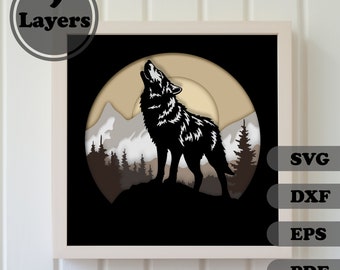 Op de afbeelding: Een zwart silhouet van een wolf die huilt naar de maan, met een gelaagd papierkunstontwerp. De wolf staat op een bergtop met een bos op de achtergrond. De maan is lichtbruin met een wit centrum.