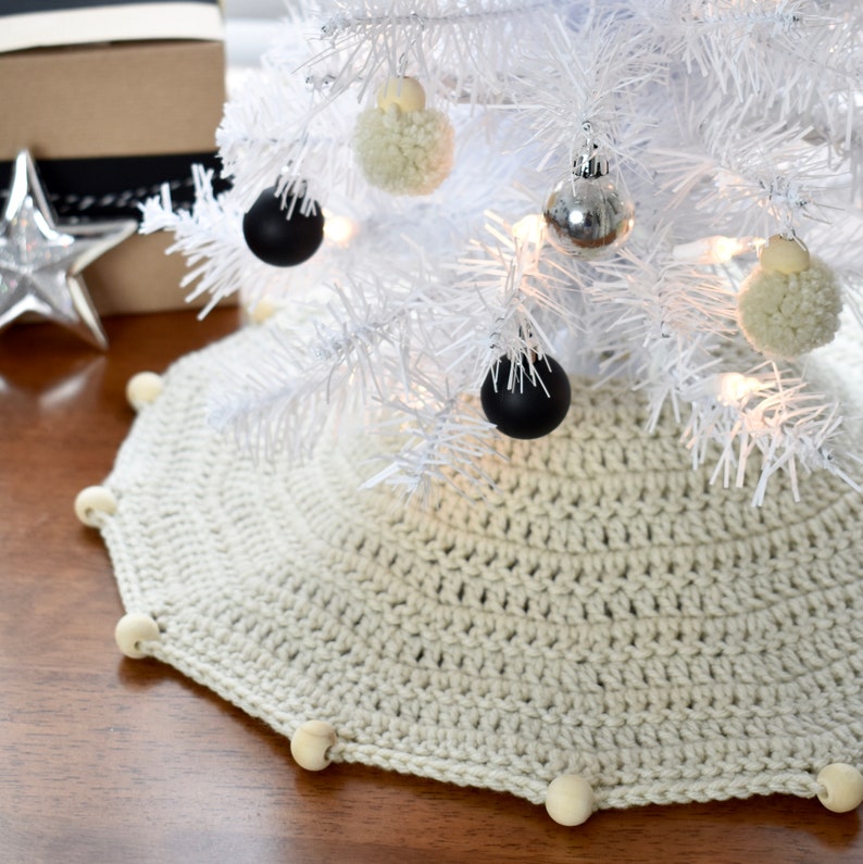 CROCHET PATTERN Modern MINI Christmas Tree Skirt image 1