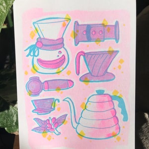 Puede incluir: Una ilustración rosa y azul de varios equipos de elaboración de café, que incluyen una cafetera de goteo, una prensa francesa, una tetera y un molinillo de café. La ilustración está sobre un fondo rosa con destellos amarillos.