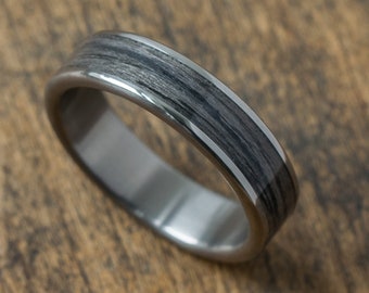 Bague en titane et bois de chêne gris, cadeau d'anniversaire, aile de mariage pour le marié, bague pour homme, titane de qualité aérospatiale, design classique, alliances