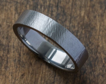 Bague en titane minimaliste avec finition texturée subtile - Alliance grise de style industriel, rustique, élégante, légère, hypoallergénique