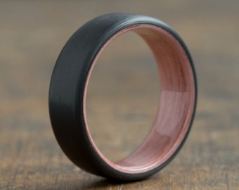 Bague en fibre de carbone et bois de frêne rose - bague noire - alliance - bague en bois - anneau sombre - cadeau petit ami - bague pour homme - bague en carbone - chic