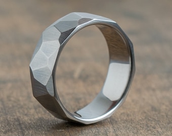 Minimalistische titanium ring met gefacetteerde afwerking - Trouwring - Grijze herenring - Eenvoudige titanenband - 5-jarig jubileum - Obsidiaanvorm