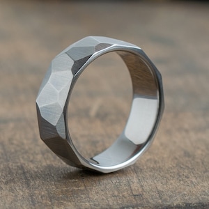 Minimalistische titanium ring met gefacetteerde afwerking - trouwring - grijze herenring - eenvoudige titanium band - 5 jaar jubileum - vorm obsidiaan
