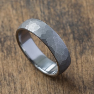 Facettierter Titanring mit matte Oberfläche Industrieller Stil Ehering, Herrenring grau, Geschenk zum Jahrestag, leicht, hypoallergen Bild 4