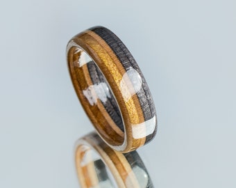 Schwarzes und goldenes Holz – Ehering – Ahorn – einzigartiges Band – Holzring – Freundgeschenk – Jahrestagsgeschenk – Herrenring – minimalistisch – Streifen
