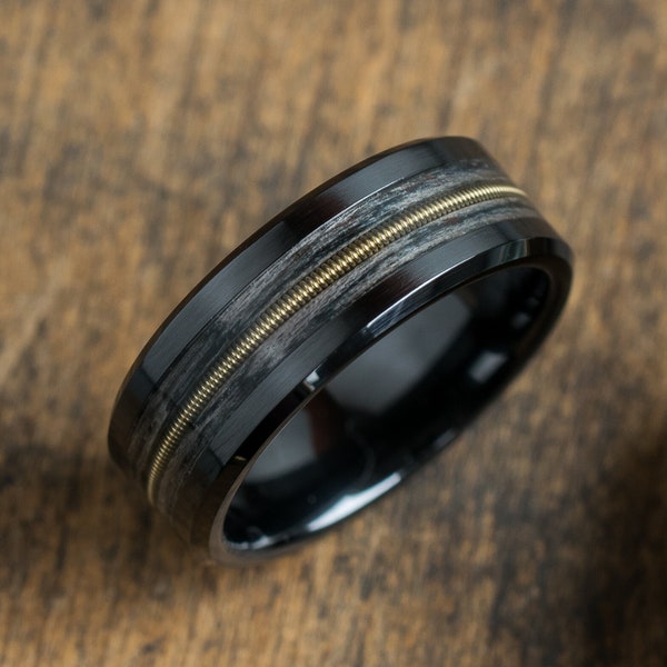 Bague en céramique noire avec incrustation de cordes de guitare en chêne gris et dorée - Alliance noire - Guitariste - Cadeau musicien - Groupe de rock sombre