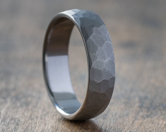 Anillo de titanio facetado con acabado mate - Alianza de boda de estilo industrial, anillo gris para hombre, regalo de aniversario, ligero, hipoalergénico