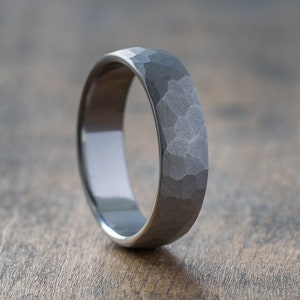 Gefacetteerde titanium ring met matte afwerking - minimalistische trouwring, grijze herenring, jubileumcadeau, lichtgewicht, hypoallergeen