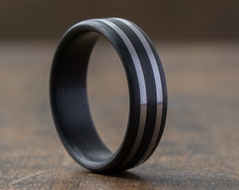 Anillo de fibra de carbono con rayas de titanio, diseño industrial, alianza minimalista, anillo de hombre oscuro, gris y negro, anillo de promesa, clásico