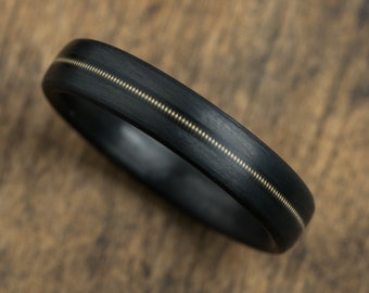 Kohlefaser Ring mit Gitarrensaiten Inlay - Herren Ehering - Gitarrist Ring - Musiker Geschenk - Rock'n'roll - Schwarz und Gold Ring - Versprechen