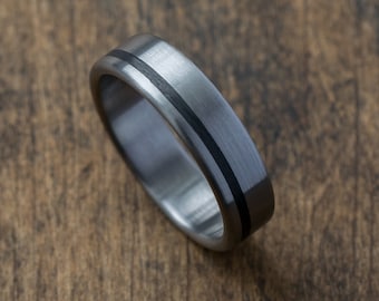 Anillo de titanio con incrustación de fibra de carbono - Anillo industrial moderno, alianza minimalista, hipoalergénico, plata oscura y anillo negro