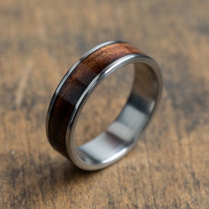 Santos-ring van titanium en palissander - industriële moderne ring - titanium trouwring - herenring - 5-jarig jubileumcadeau - ring van donker hout