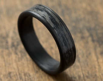 Bague en fibre de carbone et chêne gris, bague noire, alliance, bague en bois, bande sombre, cadeau de petit ami, bague pour homme, bague en carbone, bague de promesse