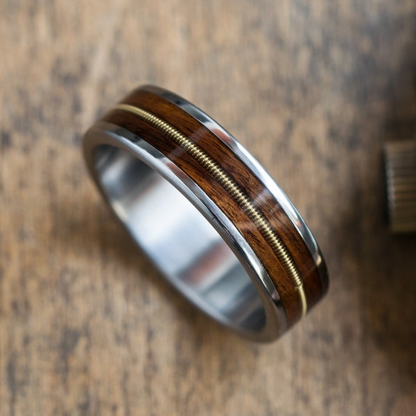 Bague en titane et bois de rose avec incrustation de cordes de guitare - bague de promesse - alliance - bague pour homme - bague de guitariste - cadeau musicien - rock'n'roll