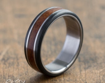 Titan, Kohlefaser und Rosenholz Ring - schwarzer Ring - Ehering - Holzring - dunkles Band - Freundgeschenk - Herrenring - Carbon Ring