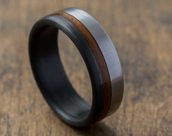 Anillo de titanio, fibra de carbono y palisandro, anillo negro, anillo de bodas para el novio, anillo de madera, anillo para hombres, titanio de grado aeroespacial, gunmetal