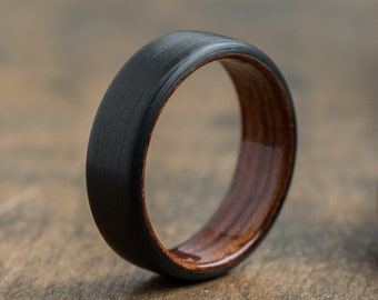 Anillo de fibra de carbono y madera de Bubinga - Anillo negro - Alianza de boda - Anillo de madera - Banda oscura - Regalo de novio - Anillo de hombre - Anillo de carbono - Con clase