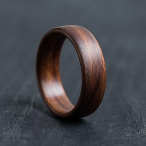 Bague en bois de rose Alliance en bois Bague pour homme Design industriel minimaliste Bague naturelle classique Marron mat et noir Cadeau petit ami image 1