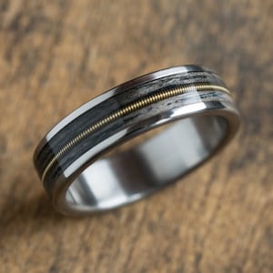 Ring van titanium en grijs eiken met inlegwerk gitaarsnaar, jubileumcadeau, trouwring, herenring, gitaristcadeau, muzikantenring, rock&roll