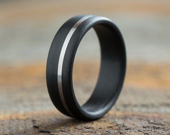 Koolstofvezelring met titanium inleg - Industriële moderne ring - Minimalistische trouwring - Donkere herenring - Koolstofband - Grijze en zwarte ring