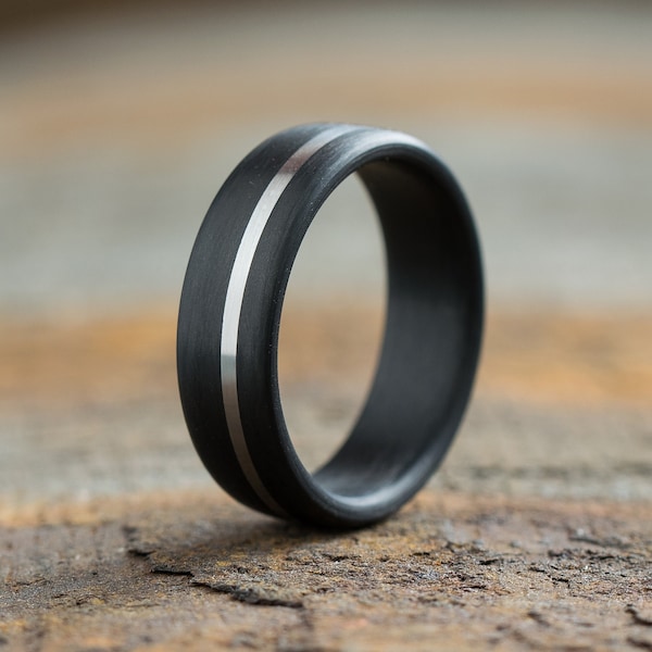 Bague en fibre de carbone avec incrustation de titane - Bague moderne industrielle - Alliance minimaliste - Bague homme foncé - Bande carbone - Bague grise et noire