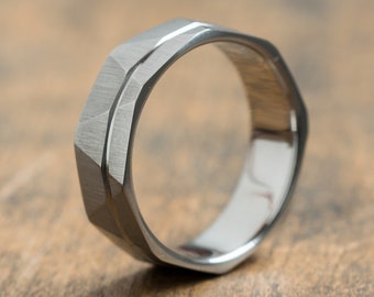 Facettierter Titanring mit Rille - Industrieller moderner Ring - Ehering - Grauer Herrenring - Gebürstetes Finish - 5 Jahre Jubiläum