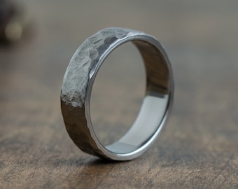 Gehamerde titanium ring - Industriële moderne ring - Minimalistische ring - Trouwring - Grijze herenring - Eenvoudige titanband - 5-jarig jubileum