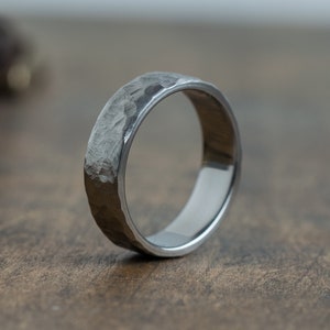 Ring van gehamerd titanium - industriële moderne ring - minimalistische ring - trouwring - grijze herenring - eenvoudige titanium band - 5-jarig jubileum