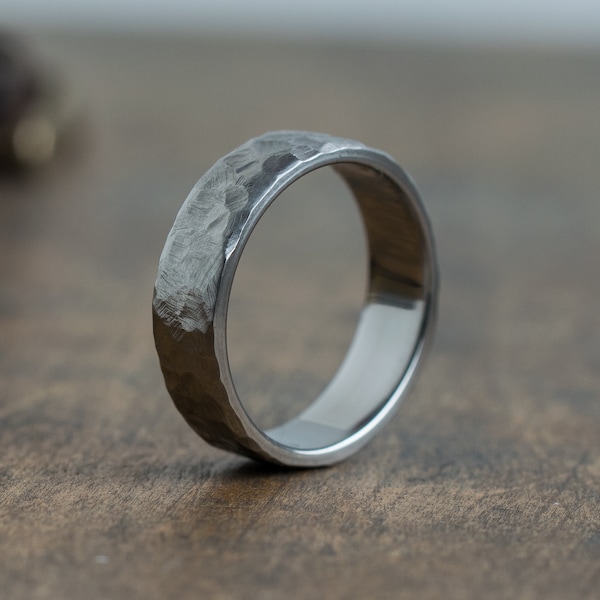 Gehamerde titanium ring - Industriële moderne ring - Minimalistische ring - Trouwring - Grijze herenring - Eenvoudige titanband - 5-jarig jubileum