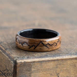 Bergring - ring van Amerikaans walnoot met gravure van bergketen - bruin - zwarte ring - jubileumcadeau - klimcadeau - reizigerscadeau