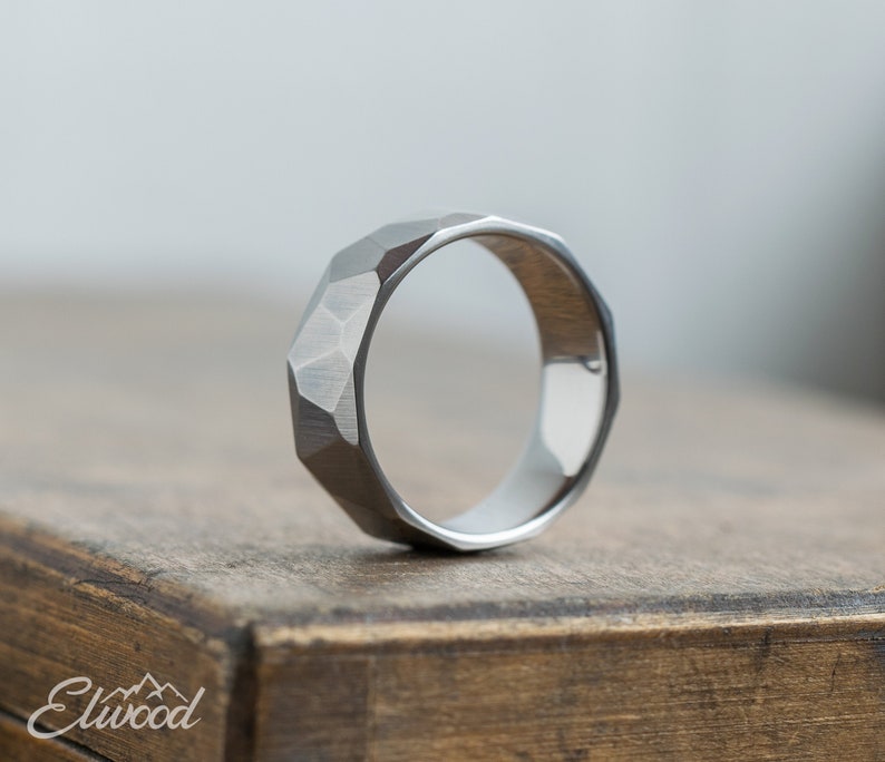 Anillo minimalista de titanio con acabado facetado Alianza de boda Anillo gris para hombre Banda de titán simple 5 aniversario Forma de obsidiana imagen 2