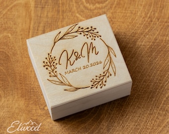 Caja para anillos de madera con grabado personalizado.