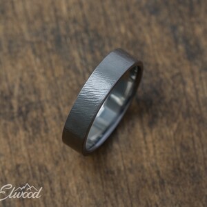 Minimalist Titanium Ring with Subtle Textured Finish Industrial Style Gray Wedding Band, Rustic, Elegant, Lightweight, Hypoallergenic zdjęcie 3