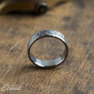 Anello in titanio martellato Anello moderno industriale Anello minimalista Fede nuziale Anello grigio da uomo Semplice fascia in titanio 5 anni di anniversario immagine 2