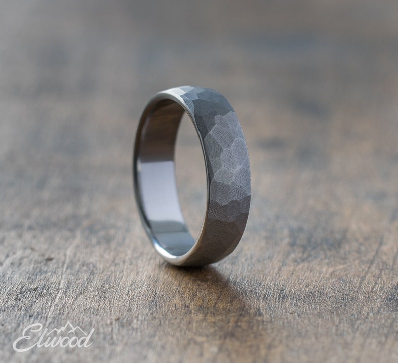 Facettierter Titanring mit matte Oberfläche Industrieller Stil Ehering, Herrenring grau, Geschenk zum Jahrestag, leicht, hypoallergen Bild 1