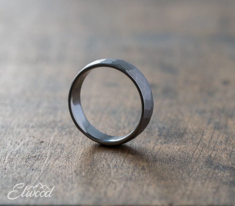 Facettierter Titanring mit matte Oberfläche Industrieller Stil Ehering, Herrenring grau, Geschenk zum Jahrestag, leicht, hypoallergen Bild 3