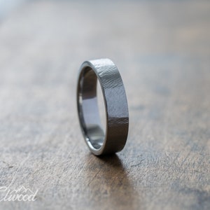 Minimalist Titanium Ring with Subtle Textured Finish Industrial Style Gray Wedding Band, Rustic, Elegant, Lightweight, Hypoallergenic zdjęcie 4