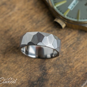 Anillo minimalista de titanio con acabado facetado Alianza de boda Anillo gris para hombre Banda de titán simple 5 aniversario Forma de obsidiana imagen 3