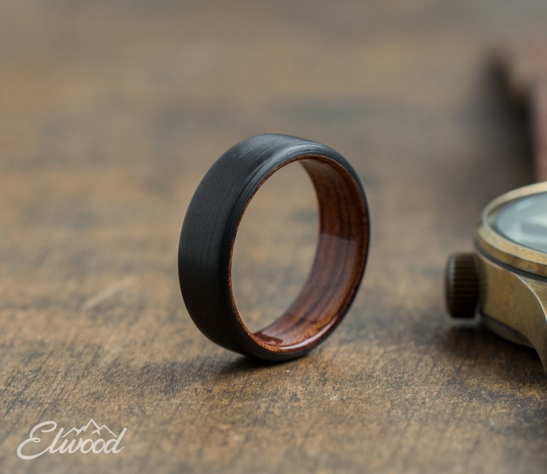 Bague en fibre de carbone et bois de bubinga bague noire alliance bague en bois anneau sombre cadeau petit ami bague pour homme bague en carbone élégant image 1