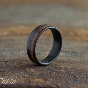 Bague en fibre de carbone et bois de rose Bague noire Alliance Bague en bois Bande sombre Cadeau petit ami Bague homme Bague carbone Chic image 2