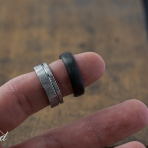 Anello in fibra di carbonio e titanio Anello industriale Fede nuziale minimalista Anello da uomo nero Banda di carbonio semplice Anello grigio e nero immagine 4