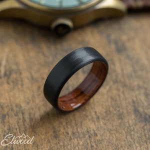 Bague en fibre de carbone et bois de bubinga bague noire alliance bague en bois anneau sombre cadeau petit ami bague pour homme bague en carbone élégant image 3